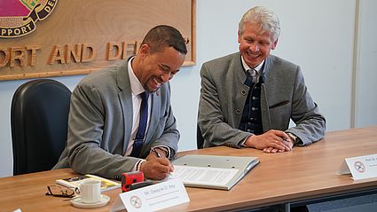 Hochschulpräsident Prof. Dr. Clemens Bulitta besuchte die U.S. Army Garrison Bavaria (USAG Bavaria), um gemeinsam die Kooperationsvereinbarung für einen neuen Innovativen LernOrt zu unterschreiben