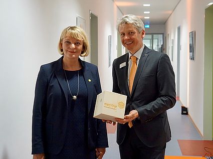 Prof. Dr. Andrea Klug, Präsidentin der OTH Amberg-Weiden, und Prof. Dr. Clemens Bulitta, Dekan Fakultät Wirtschaftsingenieurwesen, eröffneten das Innovationslabor.