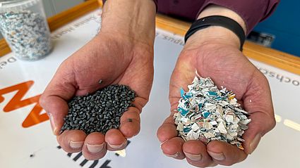 Links Granulat, rechts geschredderte Plakate