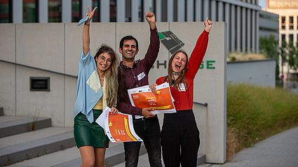 Drei Personen jubeln 