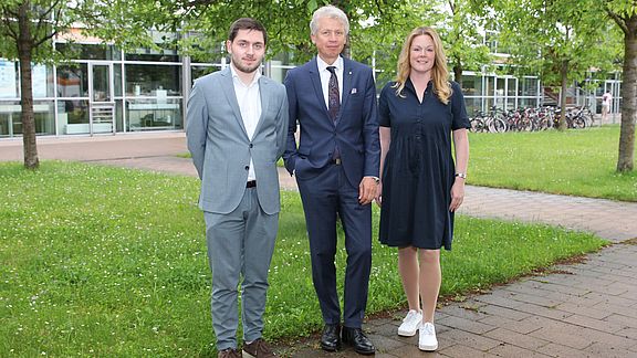 Das Gründungsteam von medespro Alexandra Hoyer und Philipp Götz beim Erhalt des FLÜGGE-Stipendiums gemeinsam mit dem Präsidenten der OTH Amberg-Weiden Prof. Dr. Clemens Bulitta