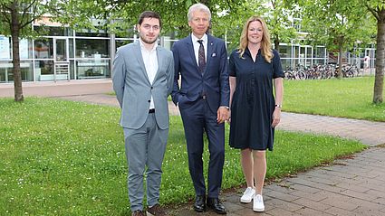 Das Gründungsteam von medespro Alexandra Hoyer und Philipp Götz beim Erhalt des FLÜGGE-Stipendiums gemeinsam mit dem Präsidenten der OTH Amberg-Weiden Prof. Dr. Clemens Bulitta