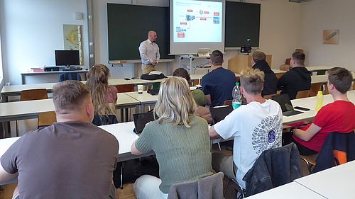 Tobias Popp spricht im Hörsaal vor Studierenden