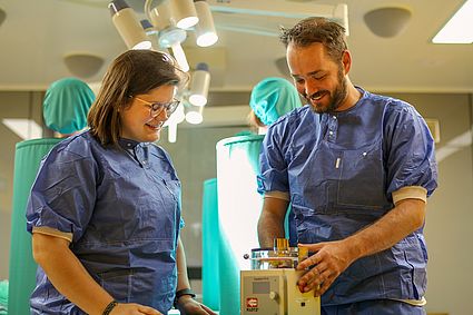 zwei Studierende im Lehr- und Forschungs-OP