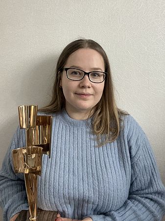 Stefanie Prediger mit Statue in der Hand