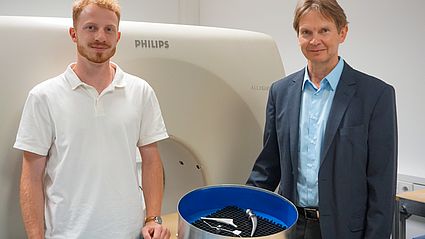 Ralf Ringler und Projektmitarbeiter Joshua Igl vor MRT-Gerät