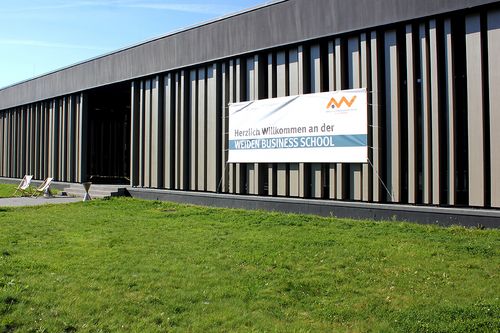 Hörsaalgebäude mit Banner "Herzlich willkomen bei der Weiden Business School"