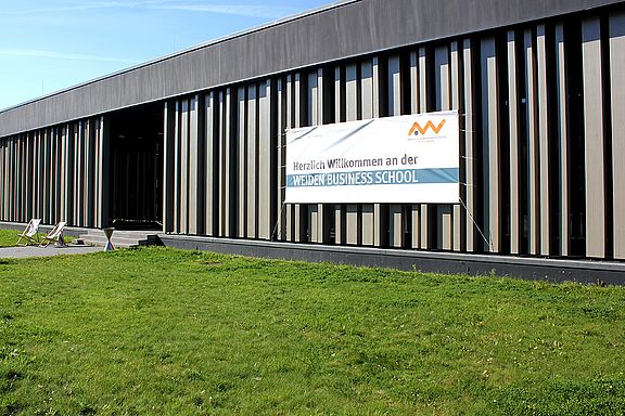 Hörsaalgebäude mit Banner "Herzlich willkomen bei der Weiden Business School"