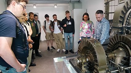 Schöner mit Studierenden