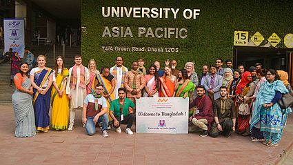Gruppenfoto vor Universitätsgebäude