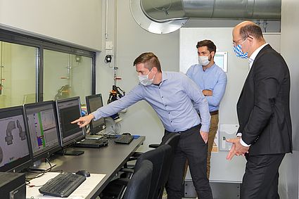 Albert Füracker erhält Einblicke in die aktuelle Forschung