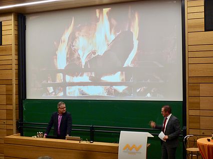 Kaminabend mit Lagerfeuer: Prof. Dr. Steffen Hamm (rechts) begrüßt die Gäste.